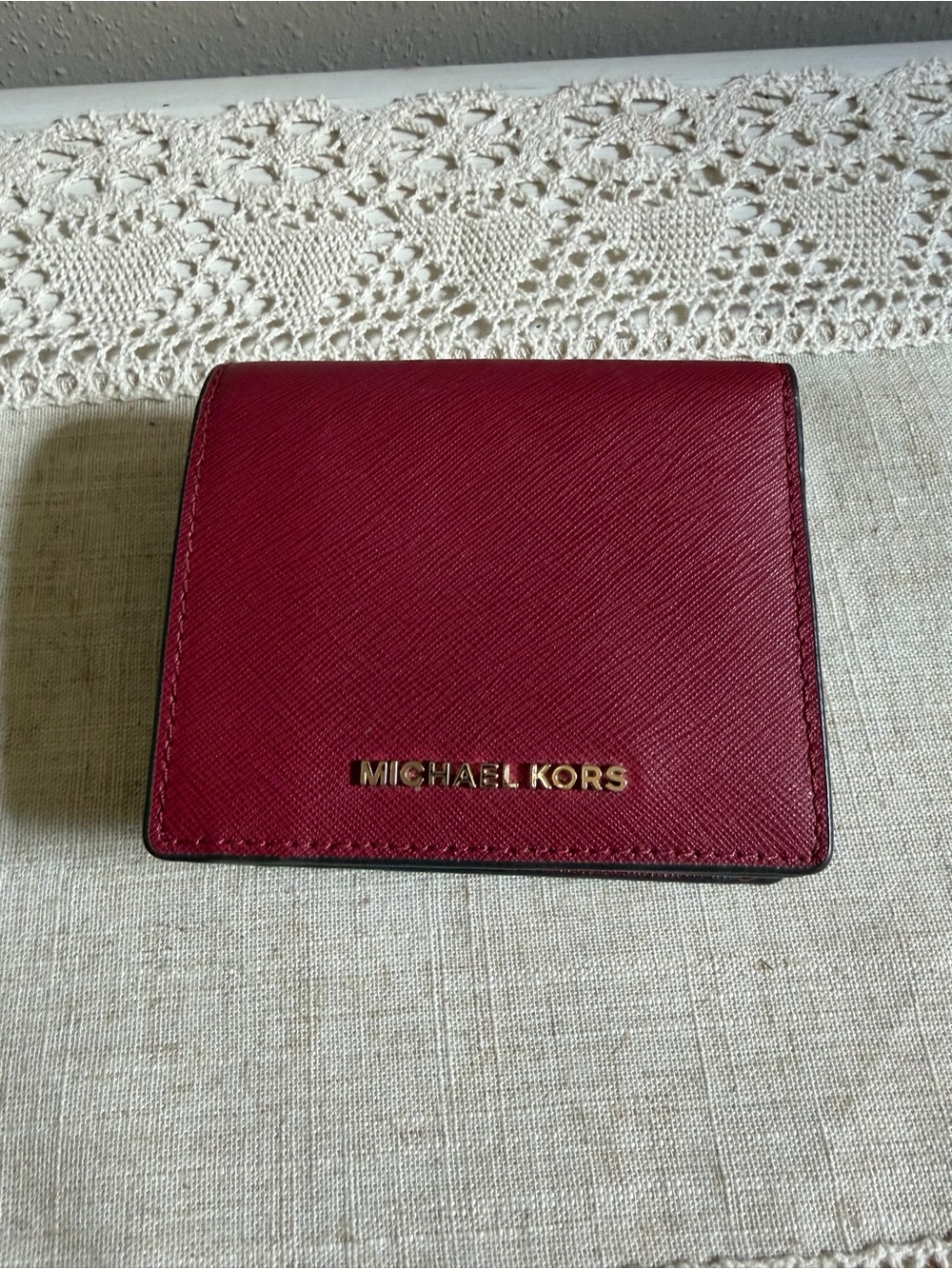 Michael Kors Mercer Carryall
Card Case Folding Wallet
Pebbled Leather Plum